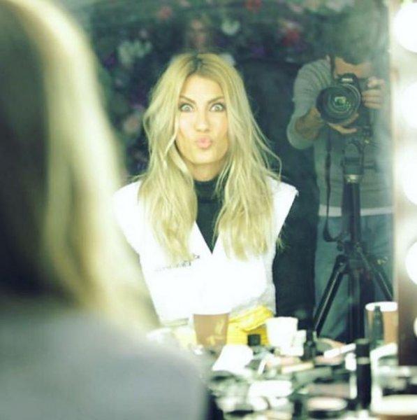 Çağla Şikel güzelliğiyle göz kamaştırdı