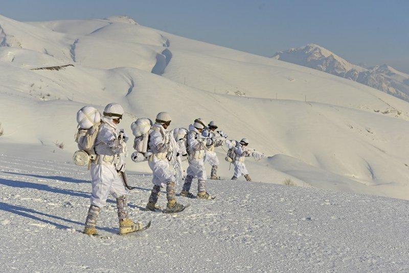 Komandolar eksi 20 derecede eğitimde