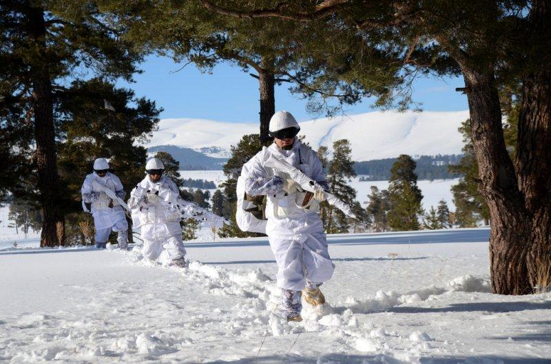 Komandolar eksi 20 derecede eğitimde