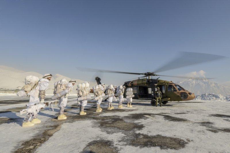 Komandolar eksi 20 derecede eğitimde