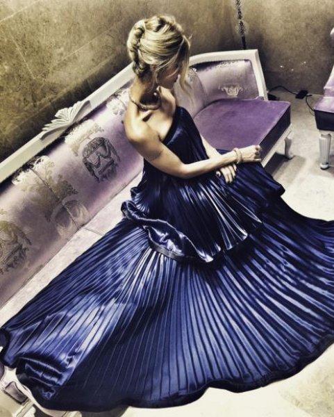 Çağla Şikel güzelliğiyle göz kamaştırdı