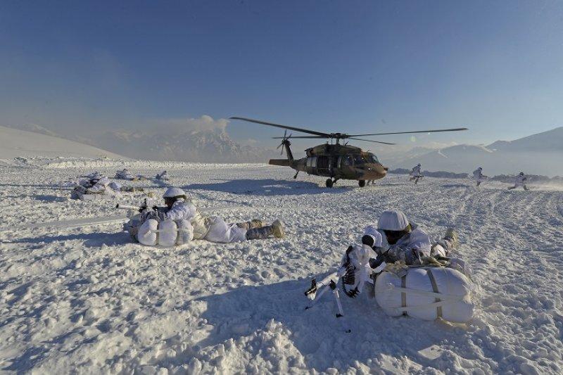 Komandolar eksi 20 derecede eğitimde