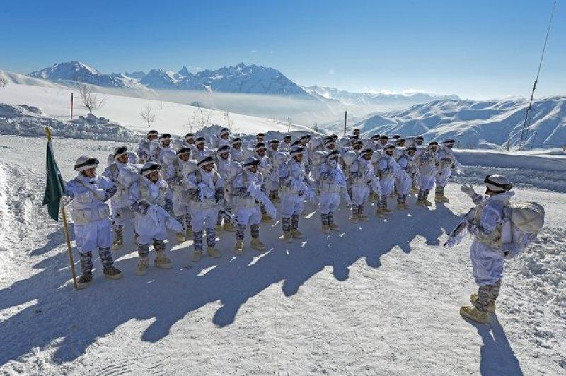 Komandolar eksi 20 derecede eğitimde