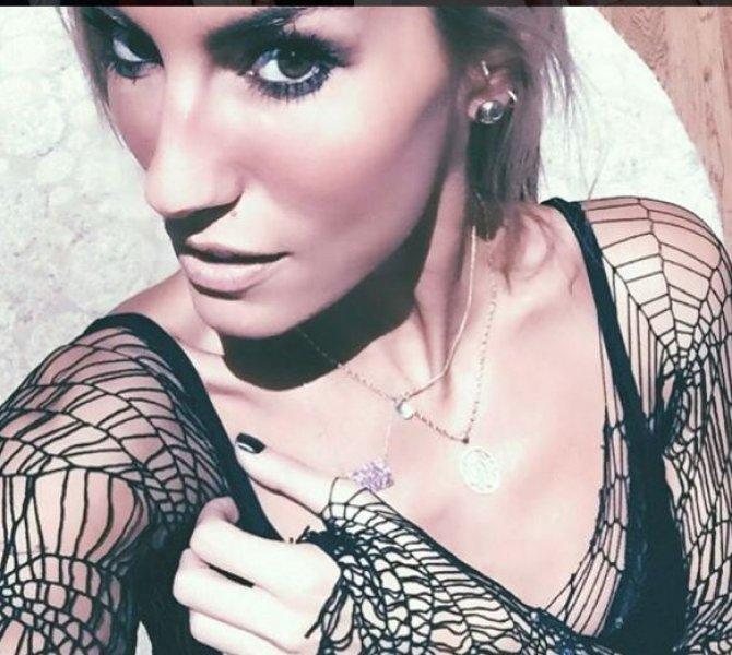 Çağla Şikel güzelliğiyle göz kamaştırdı