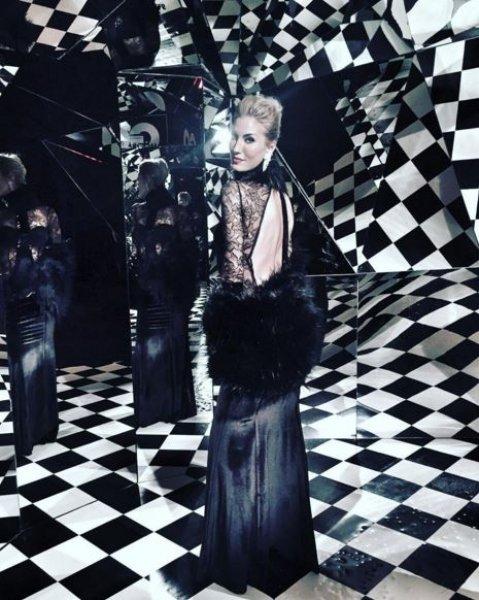 Çağla Şikel güzelliğiyle göz kamaştırdı