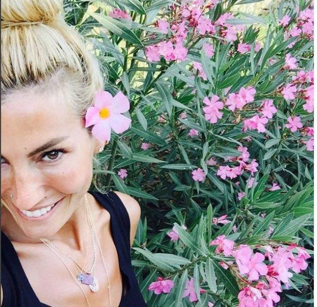 Çağla Şikel güzelliğiyle göz kamaştırdı