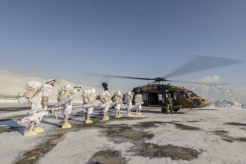 Komandolar eksi 20 derecede eğitimde