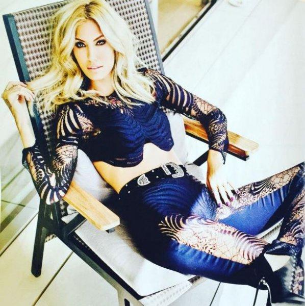 Çağla Şikel güzelliğiyle göz kamaştırdı