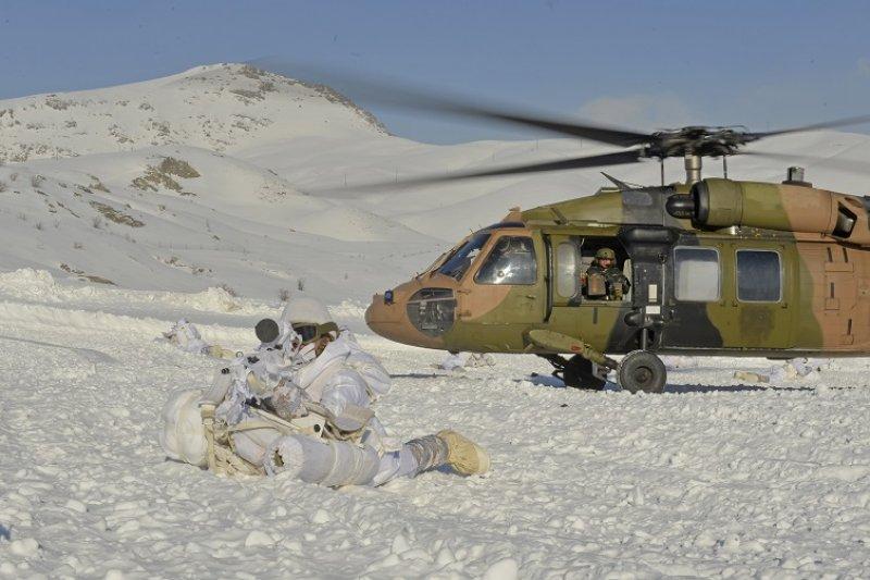 Komandolar eksi 20 derecede eğitimde
