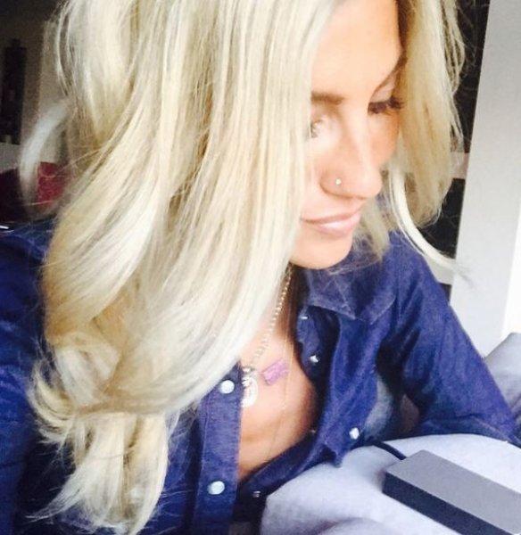 Çağla Şikel güzelliğiyle göz kamaştırdı