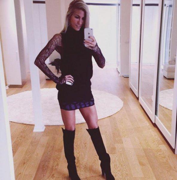 Çağla Şikel güzelliğiyle göz kamaştırdı