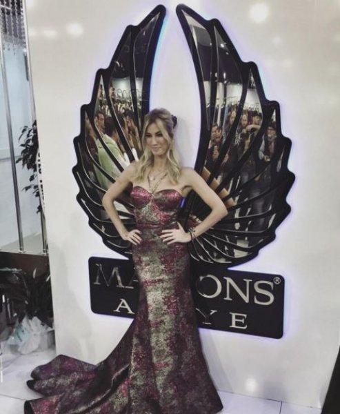 Çağla Şikel güzelliğiyle göz kamaştırdı