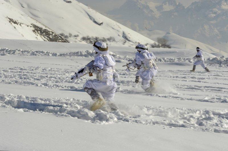 Komandolar eksi 20 derecede eğitimde