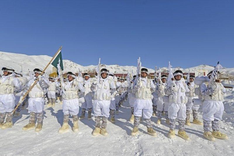 Komandolar eksi 20 derecede eğitimde