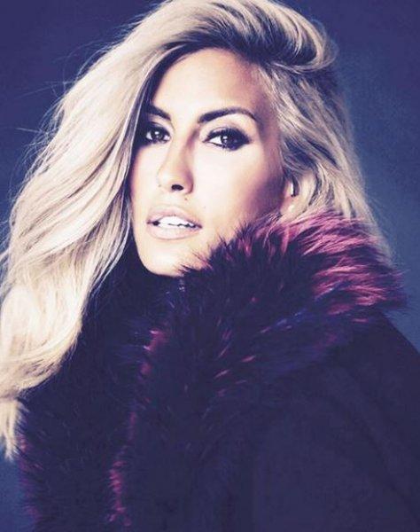 Çağla Şikel güzelliğiyle göz kamaştırdı