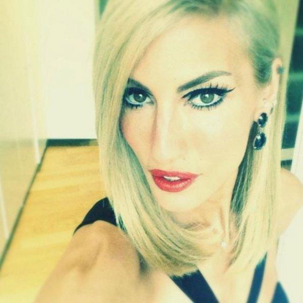 Çağla Şikel güzelliğiyle göz kamaştırdı