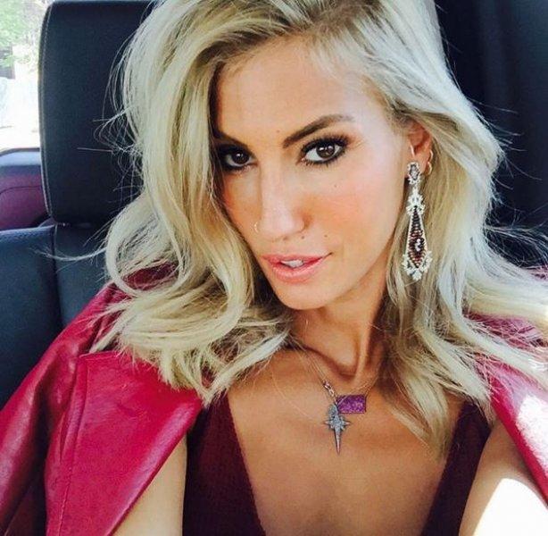 Çağla Şikel güzelliğiyle göz kamaştırdı