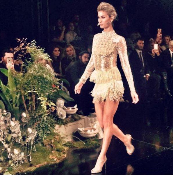 Çağla Şikel güzelliğiyle göz kamaştırdı