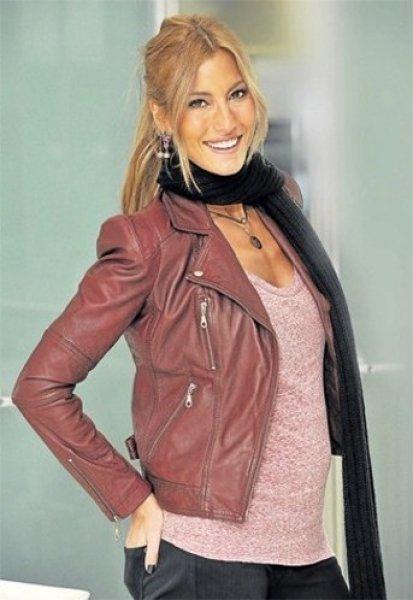 Çağla Şikel güzelliğiyle göz kamaştırdı