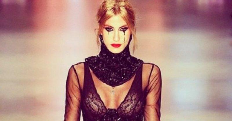 Çağla Şikel güzelliğiyle göz kamaştırdı