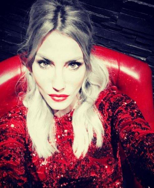 Çağla Şikel güzelliğiyle göz kamaştırdı