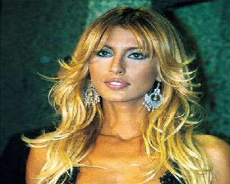 Çağla Şikel güzelliğiyle göz kamaştırdı