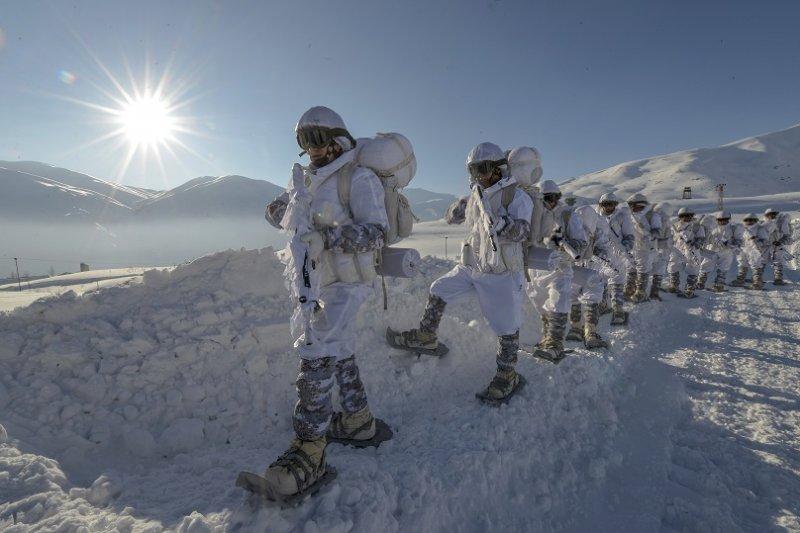 Komandolar eksi 20 derecede eğitimde