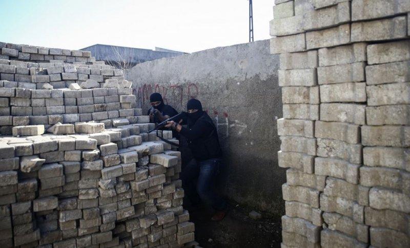 Teröristlerin kilit taşlarından yaptığı tünel bulundu