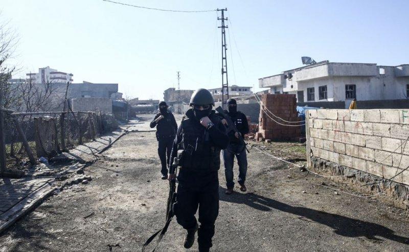 Teröristlerin kilit taşlarından yaptığı tünel bulundu