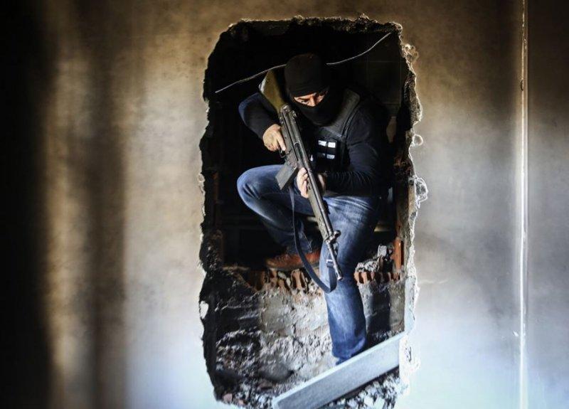 Teröristlerin kilit taşlarından yaptığı tünel bulundu