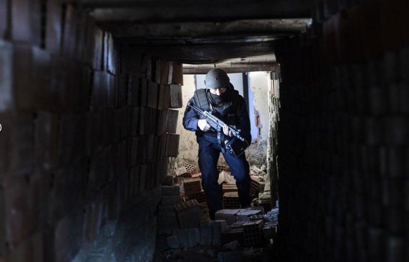 Teröristlerin kilit taşlarından yaptığı tünel bulundu