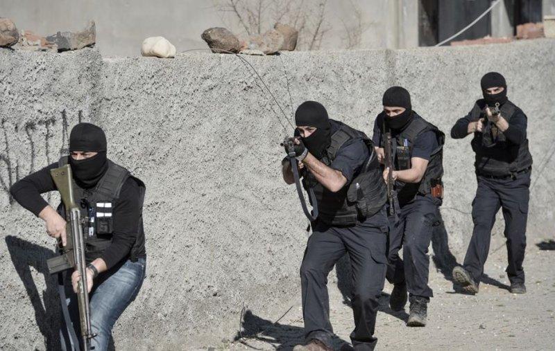 Teröristlerin kilit taşlarından yaptığı tünel bulundu