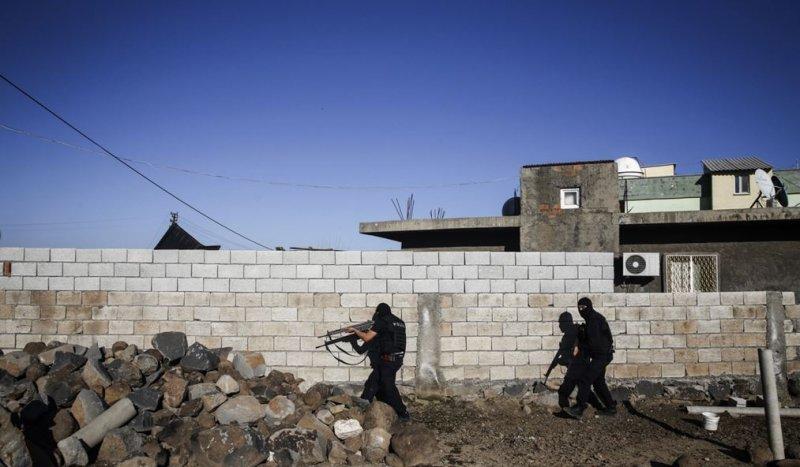 Teröristlerin kilit taşlarından yaptığı tünel bulundu