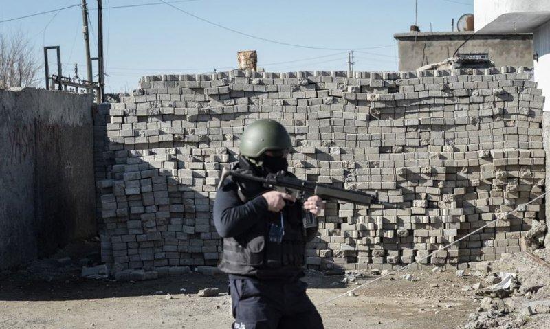 Teröristlerin kilit taşlarından yaptığı tünel bulundu