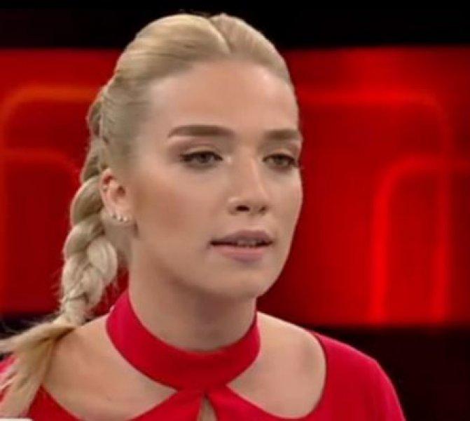 Güzel sunucu Cansu Canan Özgen