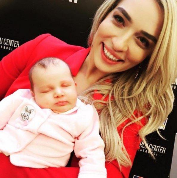 Güzel sunucu Cansu Canan Özgen