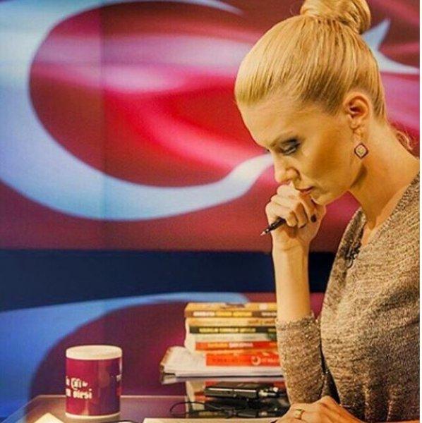 Güzel sunucu Pelin Çift