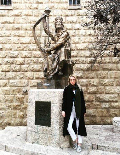 Güzel sunucu Cansu Canan Özgen