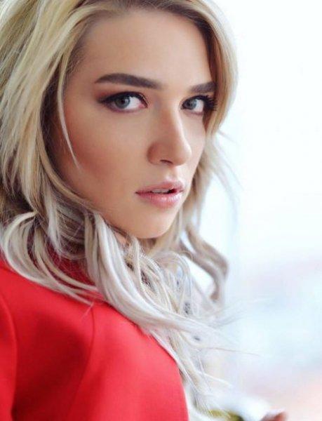 Güzel sunucu Cansu Canan Özgen