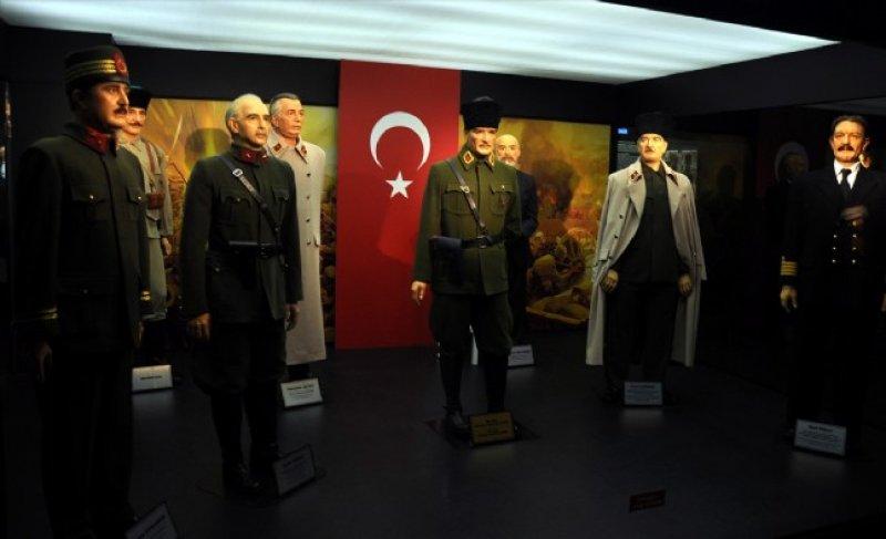 Yılmaz Büyükerşen'in balmumu heykelleri