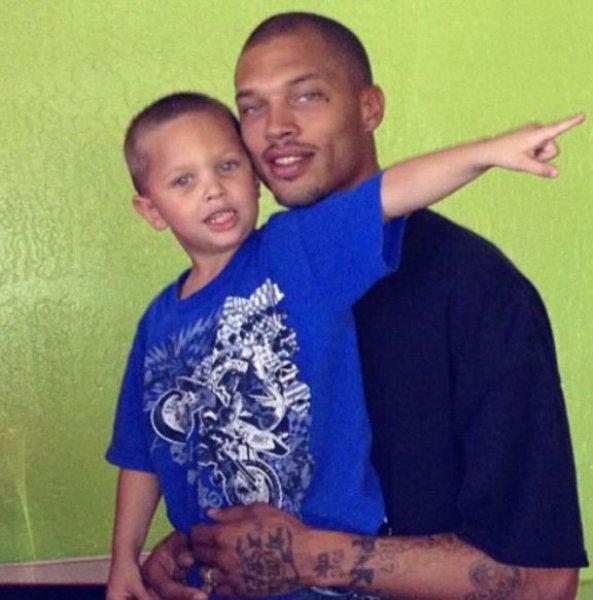 Yakışıklı mahkum Jeremy Meeks hapisten çıktı 