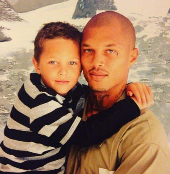 Yakışıklı mahkum Jeremy Meeks hapisten çıktı 
