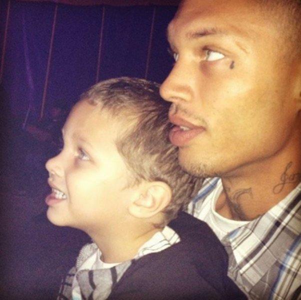 Yakışıklı mahkum Jeremy Meeks hapisten çıktı 