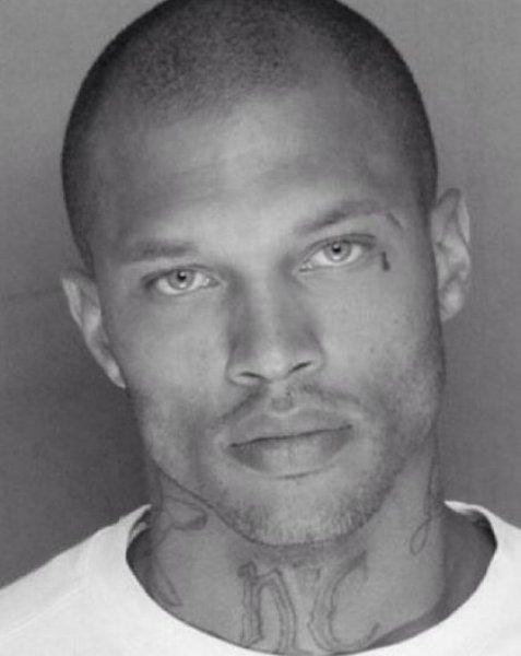 Yakışıklı mahkum Jeremy Meeks hapisten çıktı 