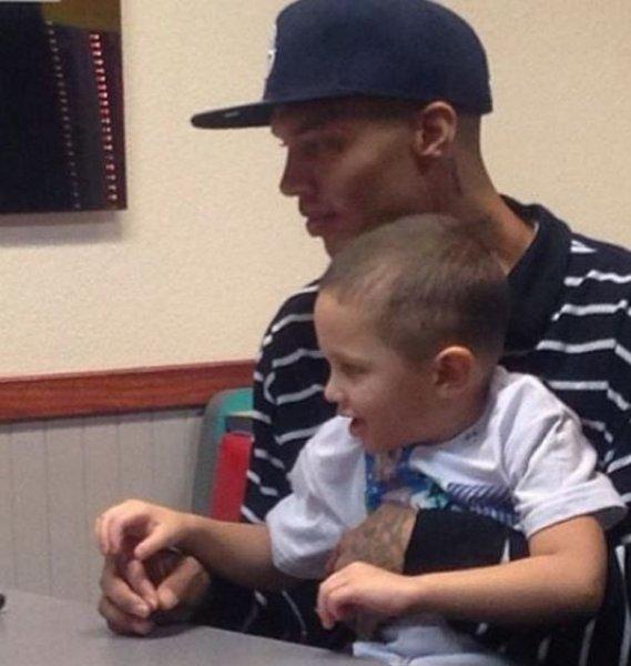 Yakışıklı mahkum Jeremy Meeks hapisten çıktı 