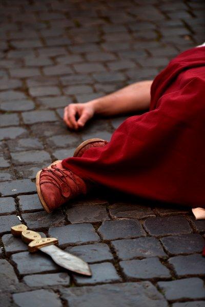 Sezar'ın öldürülüşüne Roma sokaklarında ilginç anma