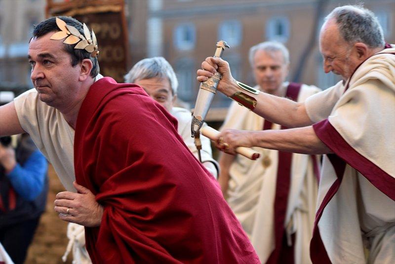 Sezar'ın öldürülüşüne Roma sokaklarında ilginç anma