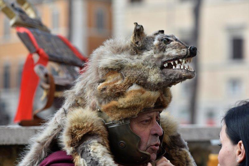 Sezar'ın öldürülüşüne Roma sokaklarında ilginç anma