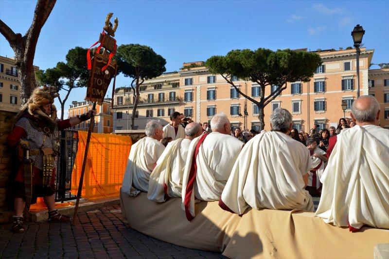 Sezar'ın öldürülüşüne Roma sokaklarında ilginç anma