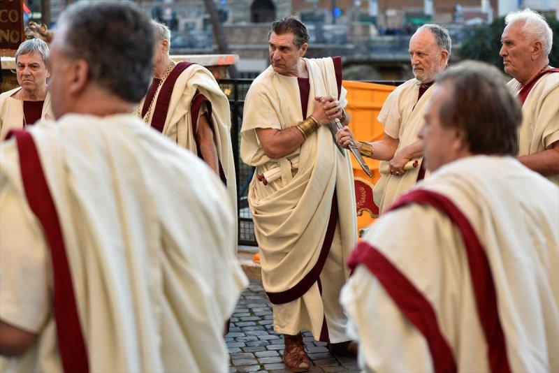 Sezar'ın öldürülüşüne Roma sokaklarında ilginç anma